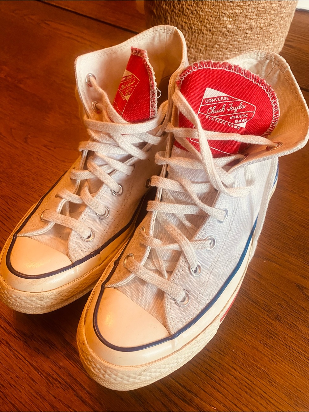 Converses - Picture 2 of 4